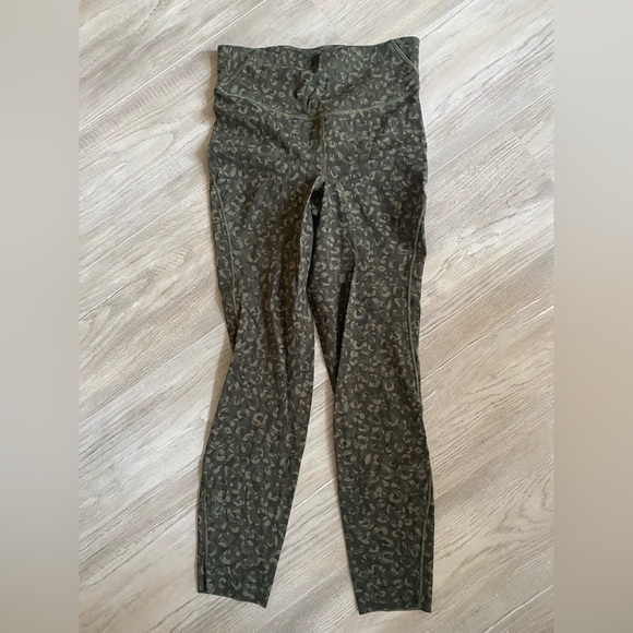 Lululemon Base Space Running Tights 25’’ Size 6. Almost never used. - Picture 1 of 4